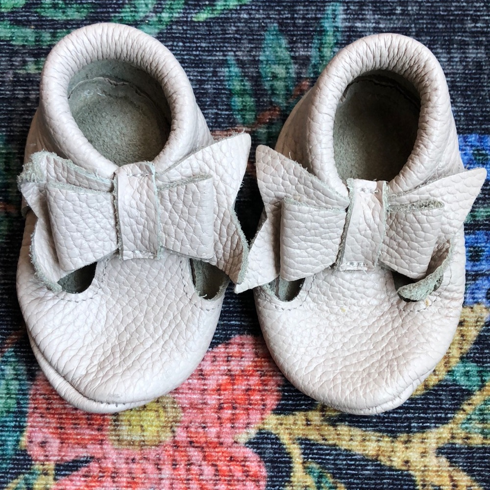 Little Bee Leather Bow Baby Moccasins, Size 4